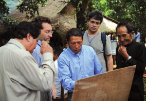 Représentants d’un village Hmong au nord du Laos exposant leur système de gestion territoriale.