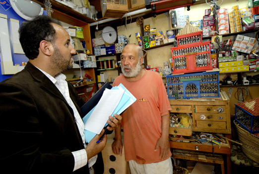 Adil BINA, agent de crédit de AL AMANA, rend visite à un client qui vend du petit matériel électrique et des cages d'oiseaux dans l'ancienne médina de Rabat.