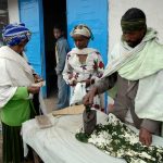 Les petits métiers d'appoint sont nécessaires pour compléter le revenu des paysans.