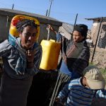 Les enfants passaient les premières heures de la journée à aller chercher l'eau. Trop fatigués, certains s'endormaient ensuite à l'école.