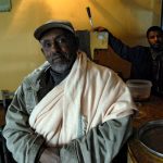 Le propriétaire du café a pu investir dans une machine à café et demande à bénéficier d'une ligne directe pour les sanitaires de l'hôtel.