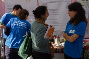 Curieux, intéressés, nombreux ont été ceux qui se sont arrêtés aux stands tenus par les bénévoles du CCFD-Terre Solidaire de l’Île-de-France