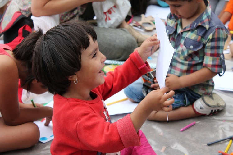 Une petite fille participe aux activités organisées par les volontaires de Groupe 484