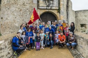 La visite du château-fort de Mauléon plonge les participants de toutes origines dans l'histoire locale. Certains membres du groupe revêtent le heaume des chevaliers. Pour la plus grande joie des enfants (et pas seulement).